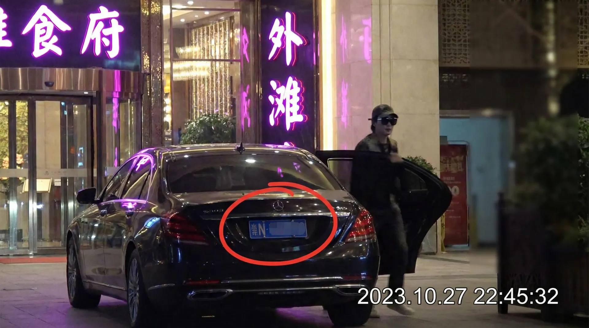 jbo体育平台 - 豪车餐厅外偷拍